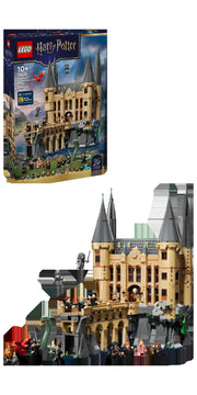 Display LEGO Harry Potter 76473: caja del set Castillo Hogwarts Ala Este junto al modelo montado con torres, basilisco verde y minifiguras del universo Harry Potter - lo que recibes
