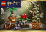 Caja LEGO Harry Potter 76474 Hogwarts Herbology Plants - render de las plantas Mandrágora, Mimbulus y Geranios Colmilludos sobre banco de invernadero