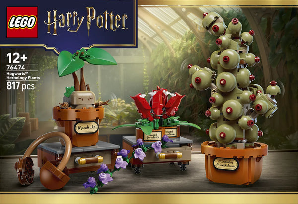 Caja LEGO Harry Potter 76474 Hogwarts Herbology Plants - render de las plantas Mandrágora, Mimbulus y Geranios Colmilludos sobre banco de invernadero