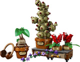Set LEGO Harry Potter 76474 Hogwarts Plantas de Herbología montado: Mandrágora con orejeras, Mimbulus Mimbletonia verde con bulbos de ojos rojos, dos Geranios Colmilludos rojos con dientes blancos, flores moradas y banco de invernadero