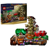 Display LEGO Harry Potter 76474: caja del set Plantas de Herbología junto a las 3 plantas mágicas montadas (Mandrágora, Mimbulus Mimbletonia, Geranios Colmilludos) - lo que recibes