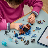 Niño construyendo el set LEGO Harry Potter 76475 Bosque Prohibido sobre mesa con árbol del set, dementores y piezas azules - guía paso a paso en tableta LEGO Builder