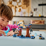 Niño sonriendo mientras juega con el ciervo patronus azul translúcido del set LEGO Harry Potter 76475 Bosque Prohibido Expecto Patronum sobre mesa de habitación infantil