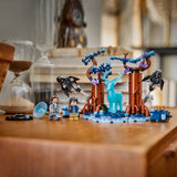 Set LEGO Harry Potter 76475 Bosque Prohibido Expecto Patronum montado sobre mesa de madera con minifiguras Harry y Sirius Black, ciervo patronus azul y dementores - escena cinematográfica