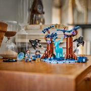 Set LEGO Harry Potter 76475 Bosque Prohibido Expecto Patronum montado sobre mesa de madera con minifiguras Harry y Sirius Black, ciervo patronus azul y dementores - escena cinematográfica