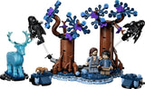 Set LEGO Harry Potter 76475 Bosque Prohibido Expecto Patronum montado: ciervo patronus translúcido azul, dos dementores con capuchas oscuras, árboles del Bosque Prohibido con ramas mágicas azules - minifiguras Harry Potter y Sirius Black