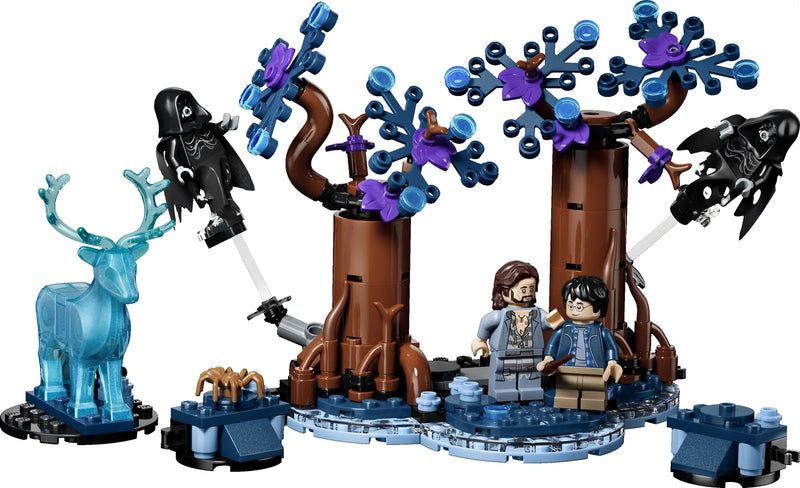 Set LEGO Harry Potter 76475 Bosque Prohibido Expecto Patronum montado: ciervo patronus translúcido azul, dos dementores con capuchas oscuras, árboles del Bosque Prohibido con ramas mágicas azules - minifiguras Harry Potter y Sirius Black