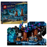 Display LEGO Harry Potter 76475: caja del set Bosque Prohibido Expecto Patronum junto al modelo montado con ciervo patronus azul, dementores y árboles mágicos - lo que recibes en tu pedido