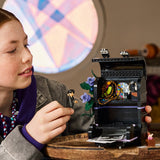 Niña jugando con la Mochila de Miércoles LEGO 76787