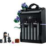 Mochila de Miércoles LEGO 76787 montada con Miércoles, Cosa y el violonchelo