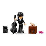 Minipersonaje de Miércoles con violonchelo y la figura de Cosa del LEGO 76787