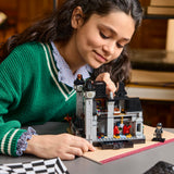 Chica montando la Academia Nunca Más LEGO 76788