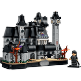 Academia Nunca Más LEGO 76788 montada con la minifigura de Miércoles