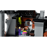 Interior de la Academia Nunca Más LEGO 76788 con microfiguras de Miércoles y Enid