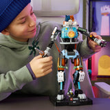 Niño con gorro azul sonriendo mientras articula los brazos del mecha LEGO Fortnite 77081 KIT - el gato calicó piloto encima del torso azul gigante