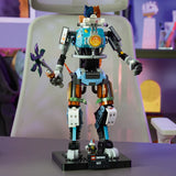 Mecha LEGO Fortnite 77081 KIT montado sobre escritorio de gamer junto a silla, expuesto a tamaño real - mecha azul con gato piloto y Pickaxe verde