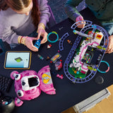 Dos adolescentes construyendo el set LEGO Fortnite 77082 Caverna Descontrol vista cenital: cabeza del oso rosa a un lado y montaña rusa morada a otro con tableta LEGO Builder