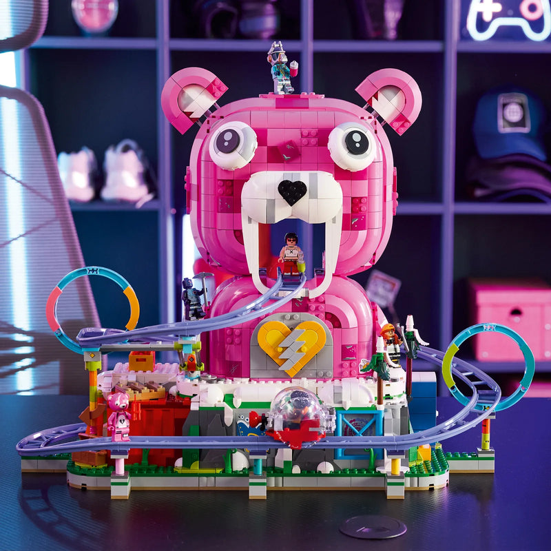 Set LEGO Fortnite 77082 Caverna Descontrol expuesto sobre escritorio gaming - oso rosa gigante Cuddle Team Leader con corazón eléctrico, montaña rusa morada y minifiguras Fortnite