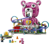 Set LEGO Fortnite 77082 Rave Cave Caverna Descontrol montado: cueva gigante con forma del oso Cuddle Team Leader rosa de Fortnite, corazón eléctrico amarillo en el pecho, montaña rusa azul y morada alrededor con minifiguras y rampas de loop