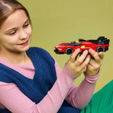Niña sonriendo sosteniendo el LEGO Speed Champions 77261 Ferrari 499P Le Mans Hypercar entre las manos - escala manejable y aerodinámica detallada
