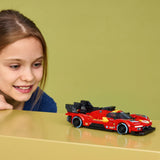 LEGO Speed Champions 77261 Ferrari 499P expuesto sobre mesa amarilla mostrando el perfil lateral del Hypercar #51 con sponsors y alerón GT trasero