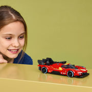 LEGO Speed Champions 77261 Ferrari 499P expuesto sobre mesa amarilla mostrando el perfil lateral del Hypercar #51 con sponsors y alerón GT trasero