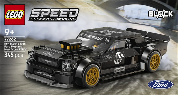 Caja frontal LEGO Speed Champions 77262 Ken Block 1965 Ford Mustang Hoonicorn RTR V1 - render grande del muscle car negro en escena de derrape gymkhana
