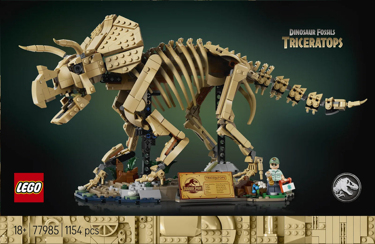 Caja LEGO Jurassic World 77985 Dinosaur Fossils Triceratops - render del fósil completo de Triceratops con placa identificativa del museo Jurassic Park