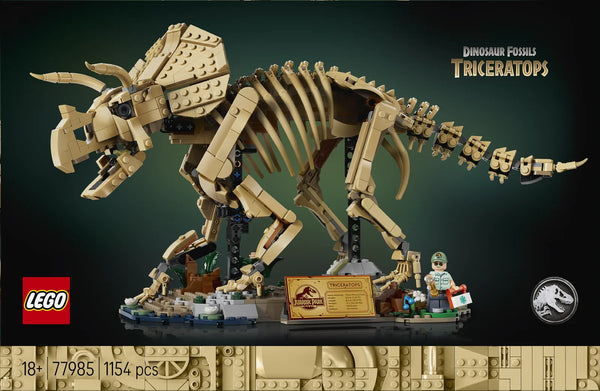 Caja LEGO Jurassic World 77985 Dinosaur Fossils Triceratops - render del fósil completo de Triceratops con placa identificativa del museo Jurassic Park