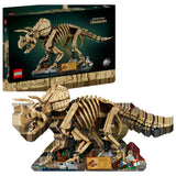 Display LEGO Jurassic World 77985: caja del set Fósiles Triceratops junto al modelo montado del esqueleto del dinosaurio a tamaño exposición - lo que recibes en tu pedido