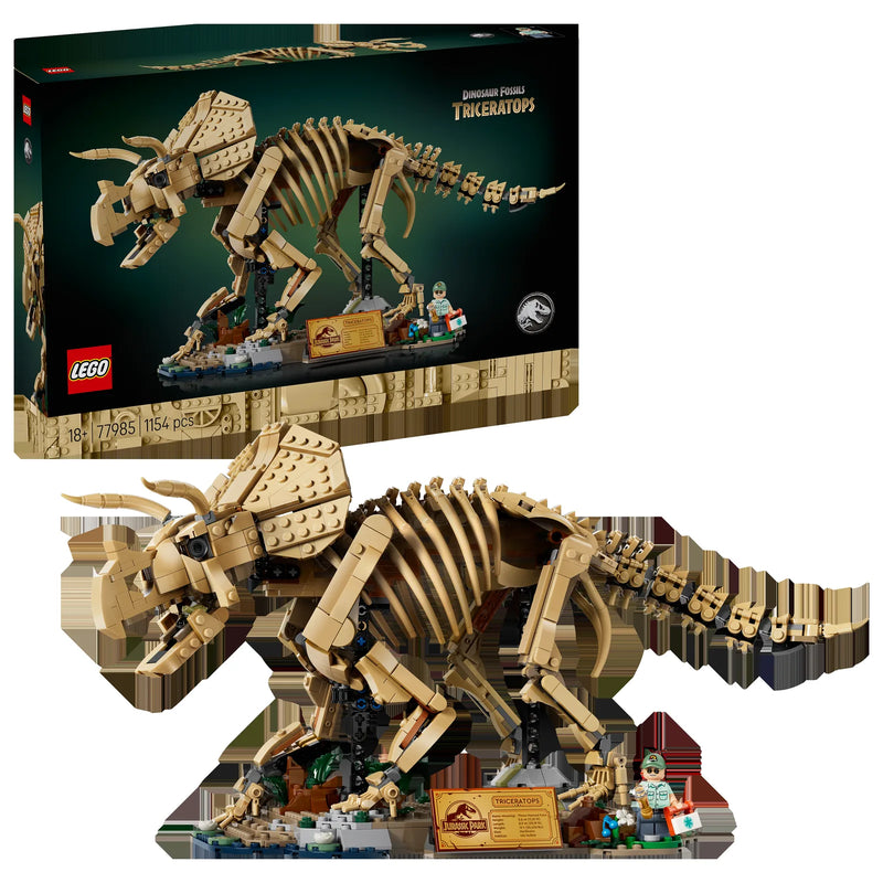 Display LEGO Jurassic World 77985: caja del set Fósiles Triceratops junto al modelo montado del esqueleto del dinosaurio a tamaño exposición - lo que recibes en tu pedido