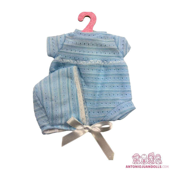 Conjunto azul de punto con gorro y lazo blanco para muñeca de Antonio Juan 91033-7 en percha rosa