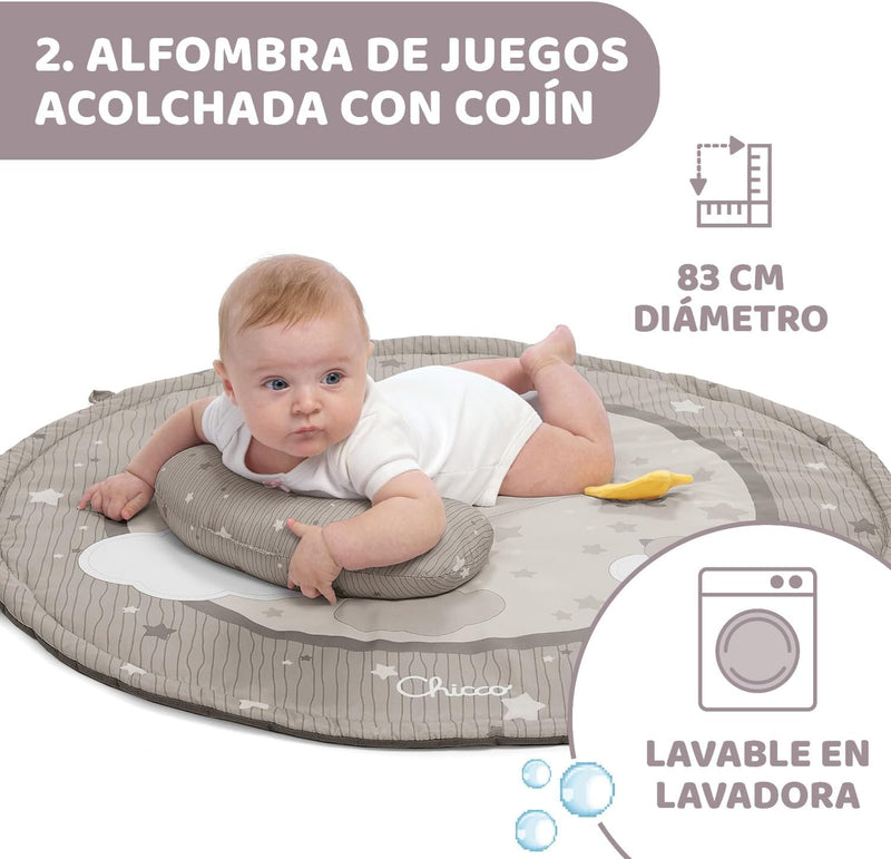 Bebé jugando en gimnasio Chicco con proyector nocturno de estrellas, música relajante de 30 minutos y 3 modos electrónicos de luz y sonido para estimulación sensorial
