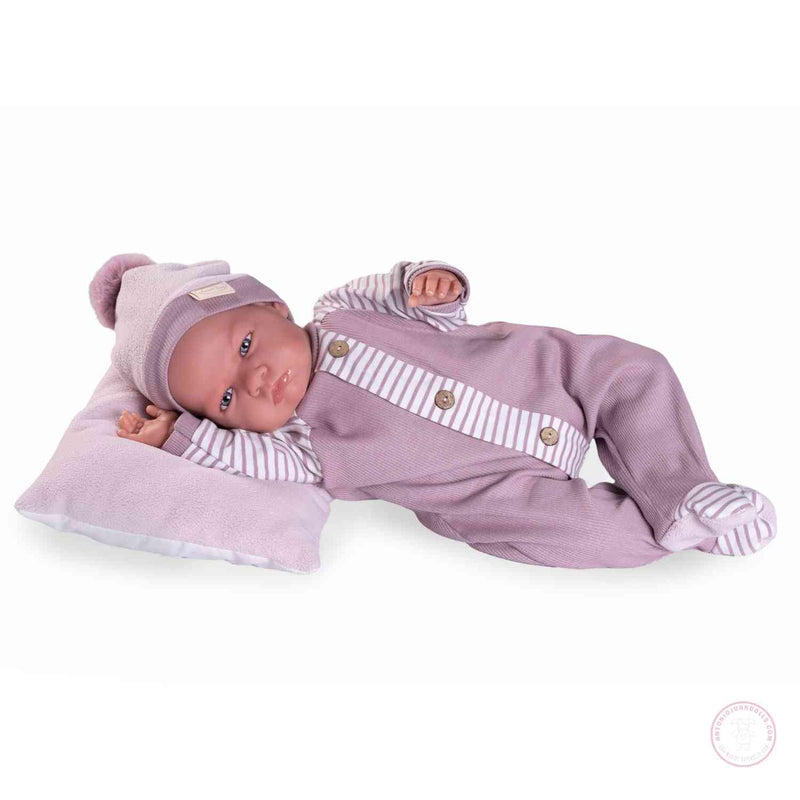 Berta con gorro rosa y cojín suave
