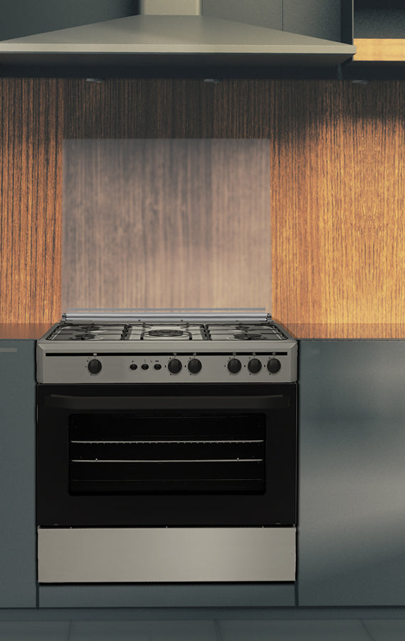 Cocina de gas Vitrokitchen CB9060I instalada en una cocina con frente de madera