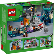 Caja trasera del set LEGO 21274 mostrando funciones interactivas como el TNT y trampas ocultas.