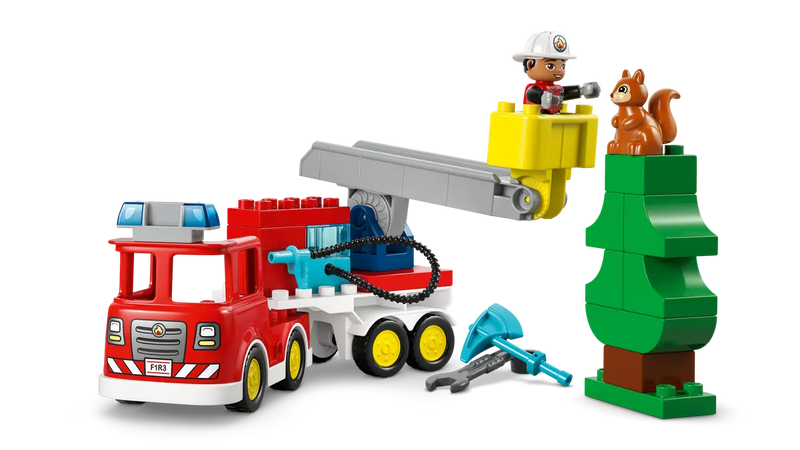 Camión rescate LEGO DUPLO 10473 con grúa, árbol verde, ardilla y bombero con manguera
