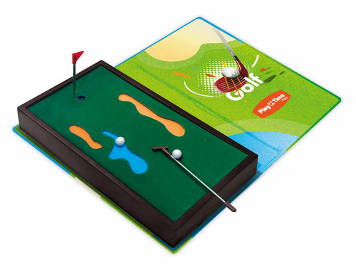 Campo miniatura golf Cayro con obstáculos palo y bandera
