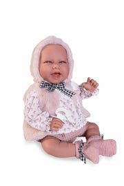 Carla con capota y chaleco rosa
