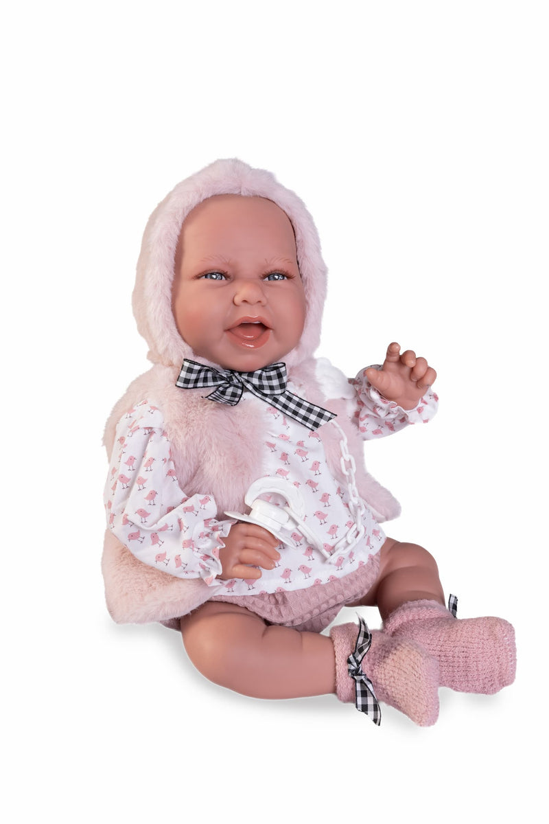 Carla con capota y chaleco rosa
