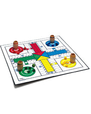 Un colorido juego de mesa Ludo, edición Cayro Parchis XXL (792), con piezas y dados. El tablero cuadrado cuenta con cuatro secciones vibrantes (roja, azul, verde, amarilla), cada una con sus correspondientes piezas de juego y cubiletes en sus posiciones iniciales. Este juego de gran tamaño es accesible para todas las edades.