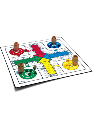 Un colorido juego de mesa Ludo, edición Cayro Parchis XXL (792), con piezas y dados. El tablero cuadrado cuenta con cuatro secciones vibrantes (roja, azul, verde, amarilla), cada una con sus correspondientes piezas de juego y cubiletes en sus posiciones iniciales. Este juego de gran tamaño es accesible para todas las edades.