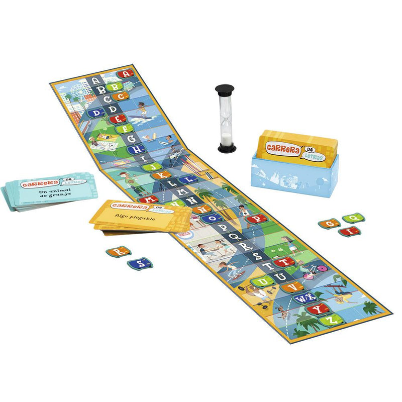 Componentes del juego Carrera de Letras - tablero desplegado con pista del abecedario, cartas de desafío, fichas de letras, reloj de arena y caja de Lúdilo

