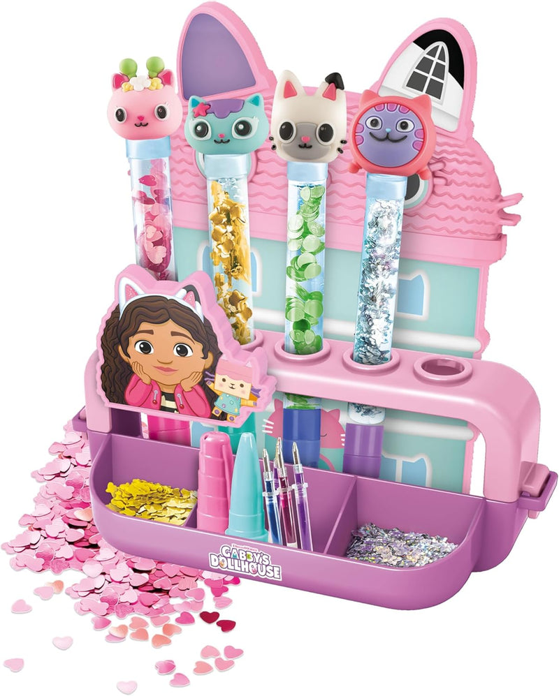 Contenido del kit Clementoni Gabby Pens mostrando bolígrafos decorados con personajes de Gabby's Dollhouse, pegatinas brillantes y accesorios creativos incluidos

