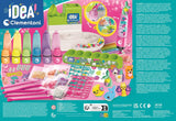 Contenido del kit Clementoni Laboratorio de Subrayadores mostrando cuerpos de marcadores, cartuchos de tinta fluorescente, pegatinas decorativas, purpurina y accesorios creativos
