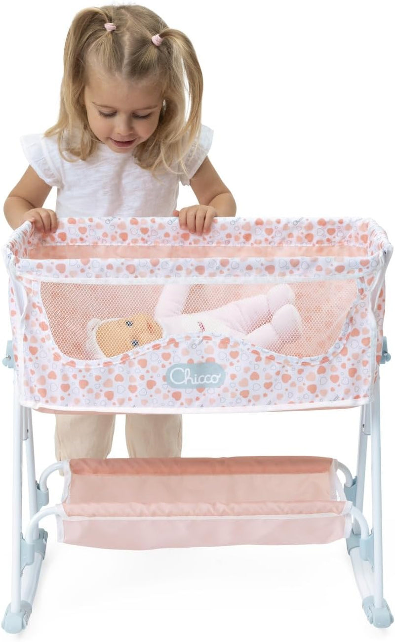 Cuna Next2Me Chicco en modo mecedora con patas ajustables, compartimento portaobjetos inferior y colchón acolchado incluido para muñecas hasta 45 cm
