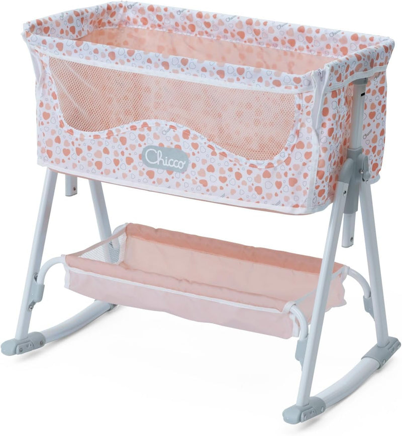 Cuna de juguete Chicco Next2Me mostrando altura ajustable en 3 posiciones, montaje sin herramientas y modo fijo con patas extendidas para estabilidad
