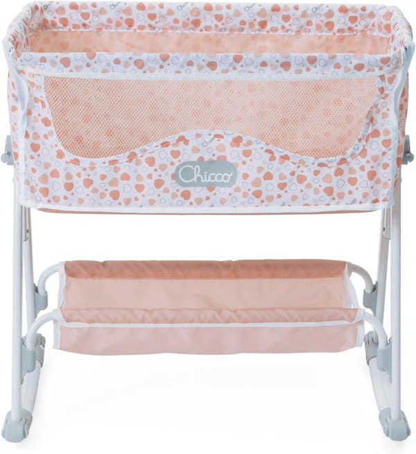 Cuna para muñecas Chicco Next2Me de juguete con lateral abatible, estructura de metal y diseño realista en colores neutros para juego simbólico
