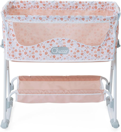 Cuna para muñecas Chicco Next2Me de juguete con lateral abatible, estructura de metal y diseño realista en colores neutros para juego simbólico
