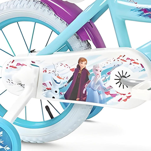 Detalle bicicleta Frozen 2 Disney Toimsa Huffy con diseño de Elsa y Anna, ruedines estabilizadores y frenos seguros